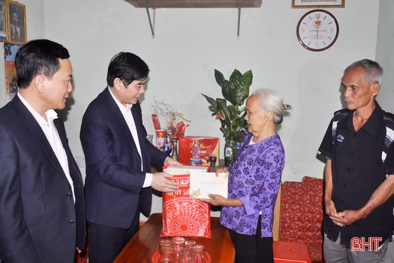 Lãnh đạo Hà Tĩnh thăm hỏi, chúc tết các Mẹ Việt Nam anh hùng