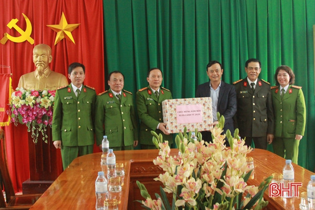 Lãnh đạo Hà Tĩnh chúc tết, trao quà tại các trại giam