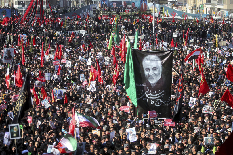 Người dân ở quê hương Kerman của tướng Soleimani đưa tang ông ngày 7/1. Ảnh: Tasnim/AP. Ám sát tướng Soleimani - kỷ nguyên nguy hiểm mới ở Trung Đông