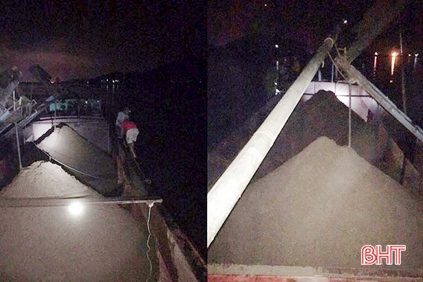 Bắt giữ sà lan khai thác cát trái phép trên sông Lam