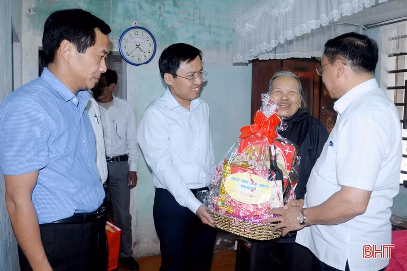 Bí thư Tỉnh ủy Lê Đình Sơn thăm, chúc tết các gia đình chính sách 