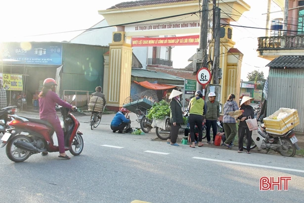 Vấn nạn chợ lấn đường ở Hà Tĩnh, có phải địa phương “bó tay”?