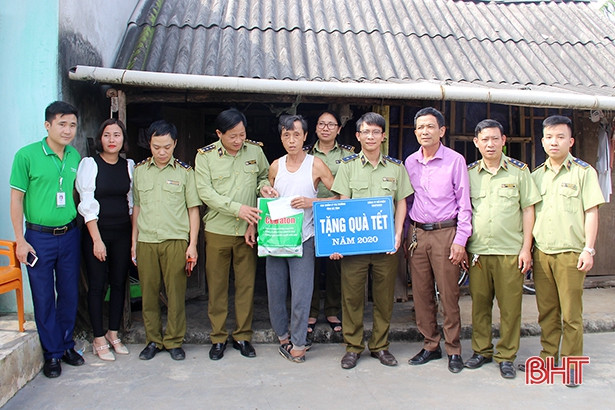 Trao 60 phần quà tết cho người nghèo Hà Tĩnh