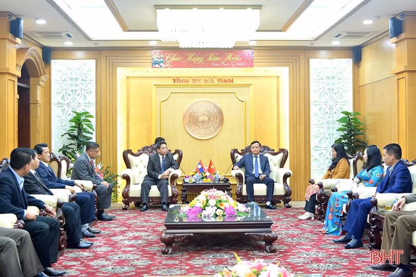 Lãnh đạo các tỉnh Bôlykhămxay, Khăm Muộn thăm và chúc tết Đảng bộ, nhân dân Hà Tĩnh