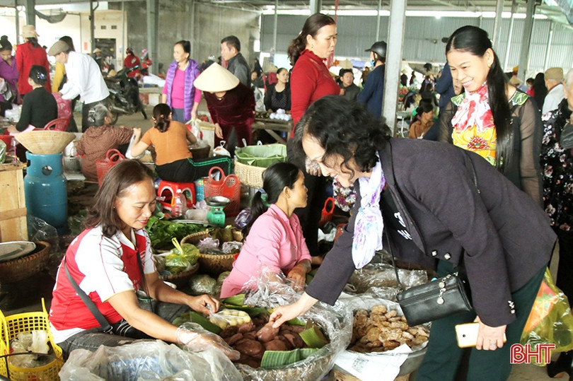 Rộn ràng phiên chợ truyền thống ở Hương Sơn