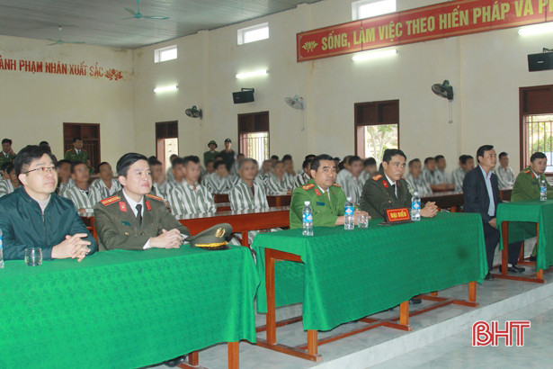 Lãnh đạo Hà Tĩnh chúc tết, trao quà tại các trại giam