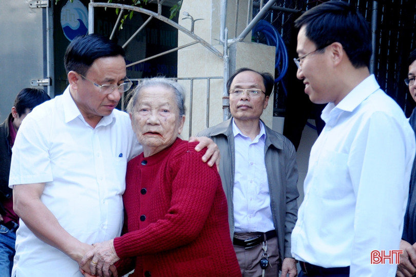 Bí thư Tỉnh ủy Lê Đình Sơn thăm, chúc tết các gia đình chính sách