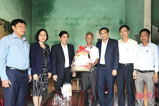 Phó Chủ tịch Thường trực UBND tỉnh Hà Tĩnh thăm, tặng quà gia đình chính sách ở Lộc Hà
