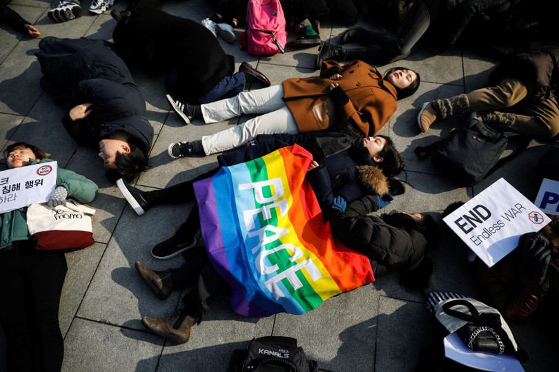 Biểu tình phản đối chiến tranh bên ngoài đại sứ quán Mỹ ở Manila (ảnh trái) và ở Seoul (ảnh phải). Ảnh: AFP, Reuters. Ám sát tướng Soleimani - kỷ nguyên nguy hiểm mới ở Trung Đông