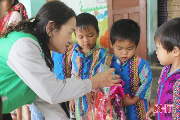 Cô trò Trường Mầm non Trí Đức chung tay hỗ trợ học sinh nghèo đón tết
