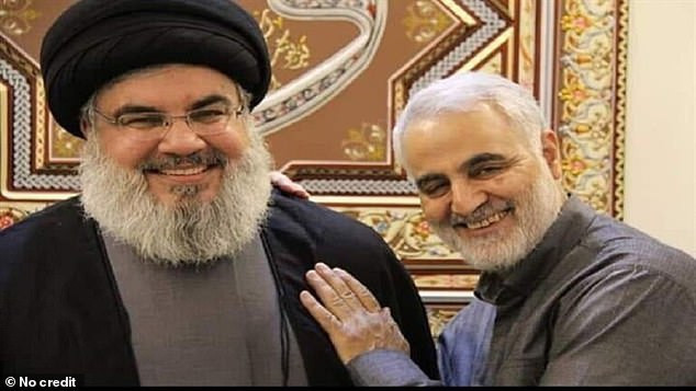 Ảnh do truyền thông Iran công bố ngay sau khi tướng Soleimani bị ám sát, cho thấy sự thân tình giữa ông và lãnh đạo lực lượng Hezbollah Hassan Nasrallah trong cuộc gặp được cho là cuối tháng 12. Ảnh: Daily Mail. Ám sát tướng Soleimani - kỷ nguyên nguy hiểm mới ở Trung Đông