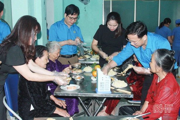 Công đoàn khối cơ quan Đảng vui “Tết sum vầy” cùng người cao tuổi