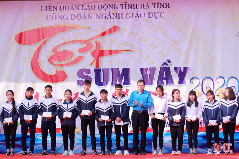 Công đoàn ngành Giáo dục Hà Tĩnh trao 419 suất quà cho học sinh, giáo viên