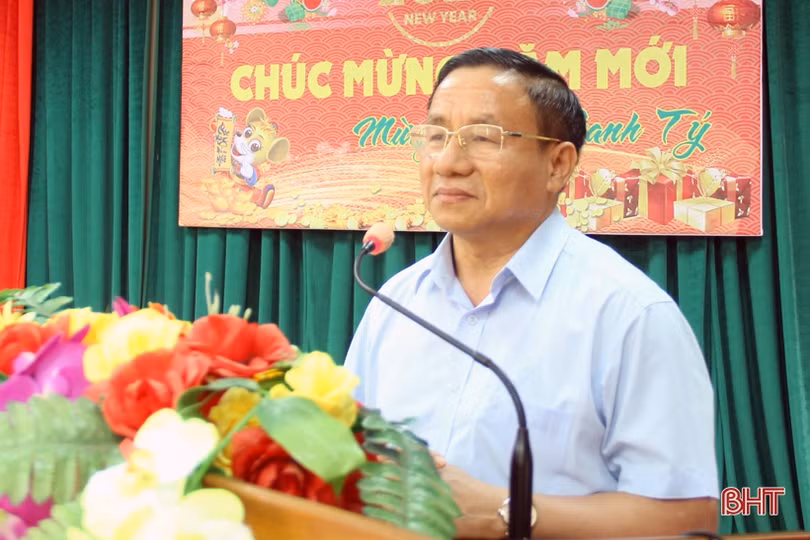 Bí thư Tỉnh ủy Hà Tĩnh tặng quà gia đình chính sách, người nghèo ở Vũ Quang