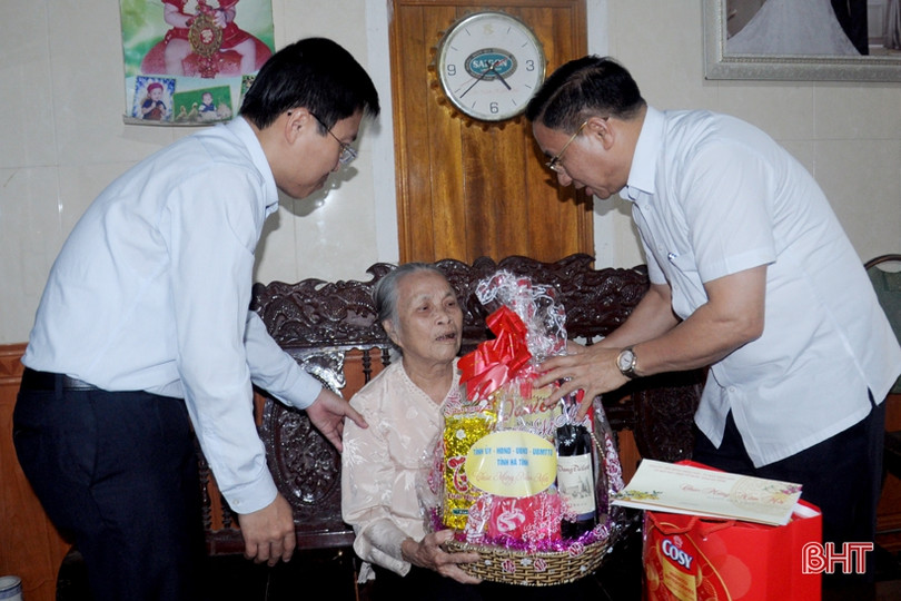 Bí thư Tỉnh ủy Lê Đình Sơn thăm, chúc tết các gia đình chính sách