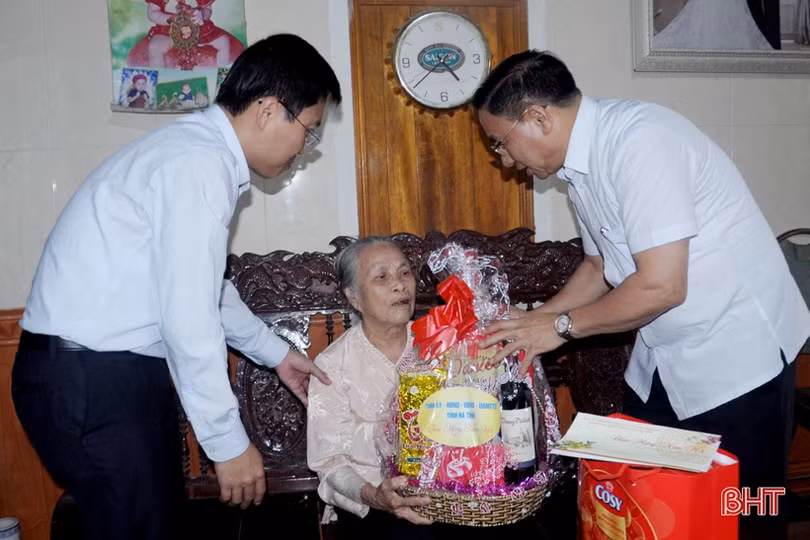 Bí thư Tỉnh ủy Lê Đình Sơn thăm, chúc tết các gia đình chính sách 