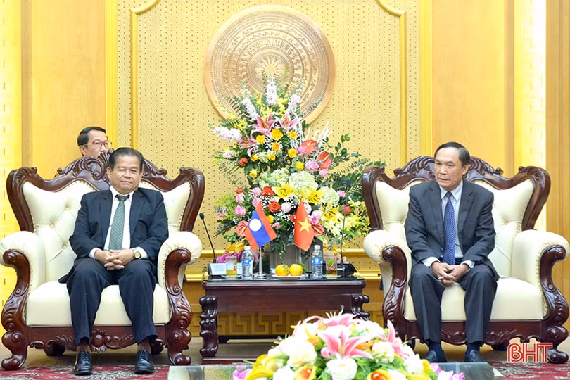 Lãnh đạo các tỉnh Bôlykhămxay, Khăm Muộn thăm và chúc tết Đảng bộ, nhân dân Hà Tĩnh