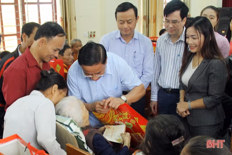 Bí thư Tỉnh ủy Hà Tĩnh tặng quà gia đình chính sách, người nghèo ở Vũ Quang