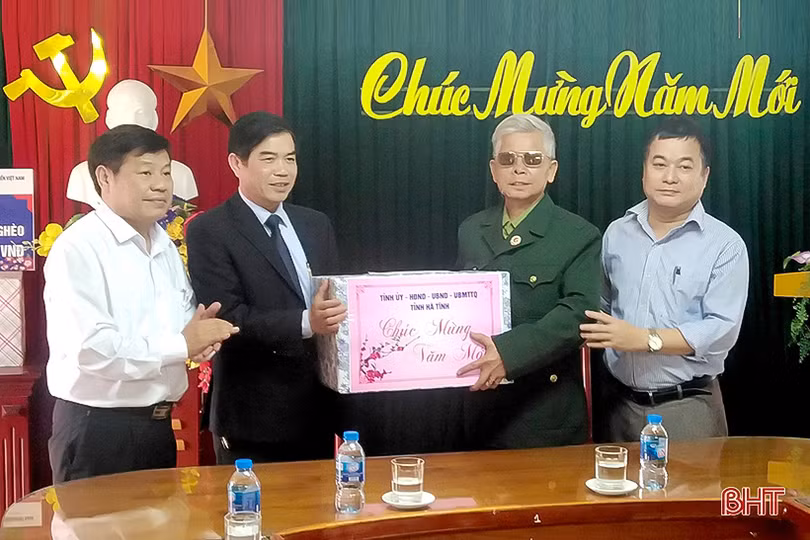 Lãnh đạo Hà Tĩnh thăm hỏi, tặng quà Mẹ Việt Nam Anh hùng và các đối tượng chính sách