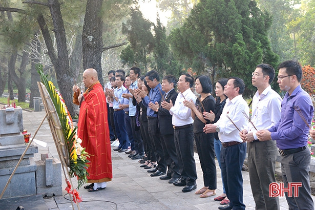 Đoàn cán bộ Hà Tĩnh dâng hương tại Nghĩa trang Liệt sỹ quốc gia Trường Sơn, Đường 9