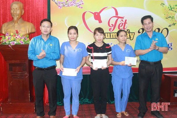 Công đoàn khối cơ quan Đảng vui “Tết sum vầy” cùng người cao tuổi