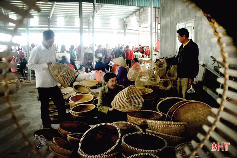 Rộn ràng phiên chợ truyền thống ở Hương Sơn