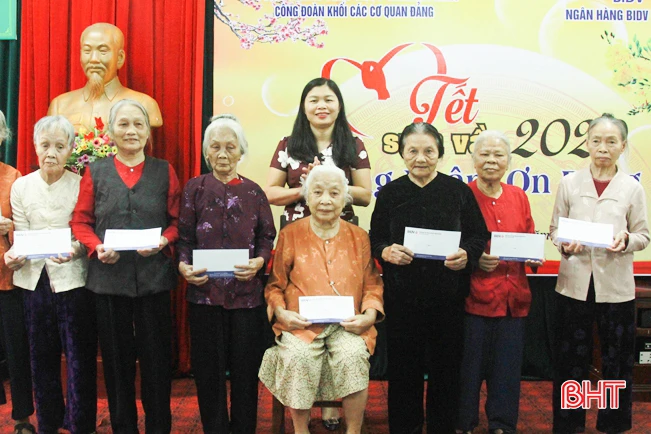 Công đoàn khối cơ quan Đảng vui “Tết sum vầy” cùng người cao tuổi