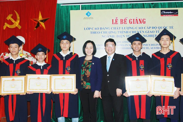 Sinh viên Trường Cao đẳng Việt Đức Hà Tĩnh tốt nghiệp chương trình đào tạo quốc tế