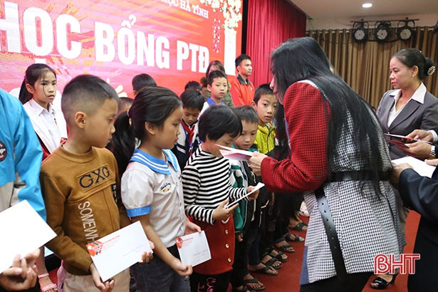 Trao học bổng 1 tỷ đồng cho học sinh hiếu học Hà Tĩnh