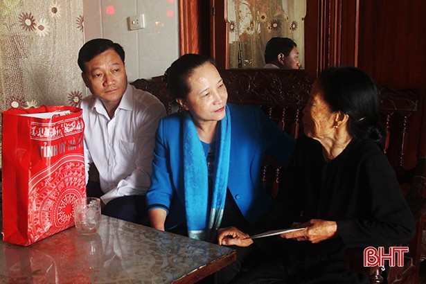 Lãnh đạo tỉnh chúc tết, tặng quà Mẹ Việt Nam Anh hùng ở Đức Thọ