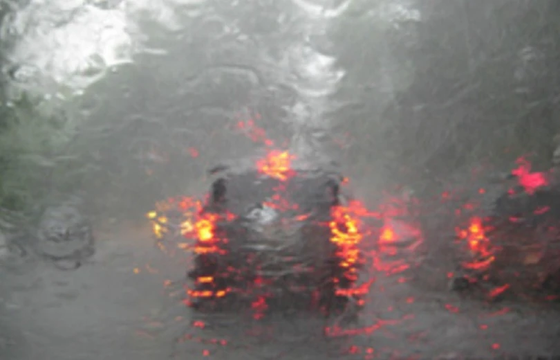 Làm sao để kính lái xe ô tô hết mờ khi trời mưa?