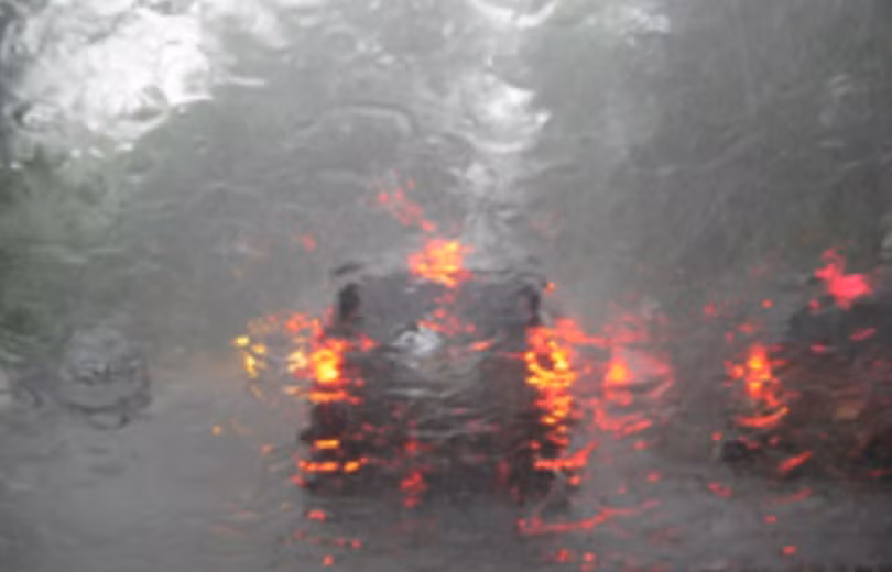 Làm sao để kính lái xe ô tô hết mờ khi trời mưa?