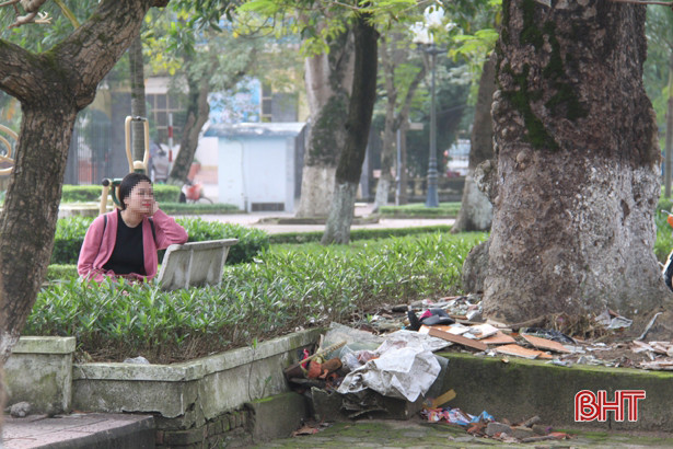 Rác bừa bãi trên đường vào trung tâm hành chính huyện Lộc Hà