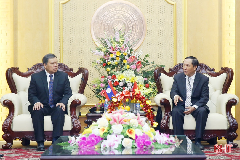 Đoàn công tác tỉnh Savannakhet chúc tết Đảng bộ và nhân dân Hà Tĩnh