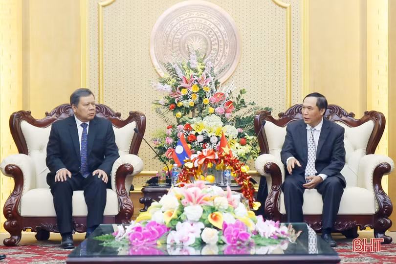 Đoàn công tác tỉnh Savannakhet chúc tết Đảng bộ và nhân dân Hà Tĩnh