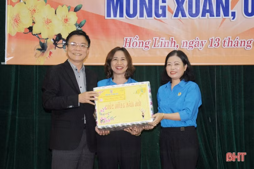 Bộ trưởng Bộ Tư pháp Lê Thành Long vui “Tết sum vầy” với người lao động Hà Tĩnh