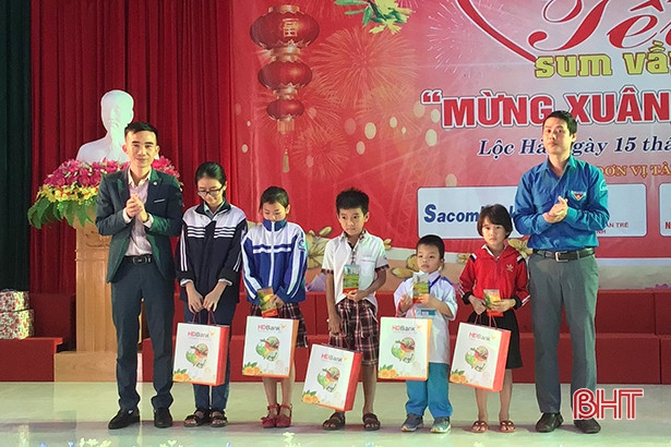 Trao tặng người lao động Lộc Hà hơn 84 triệu đồng nhân dịp Tết Canh Tý