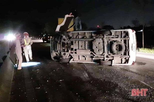 Xe 16 chỗ lật nhào, 2 người thoát chết trong gang tấc