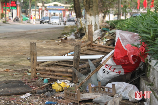 Rác bừa bãi quanh khuôn viên tượng đài Lý Tự Trọng