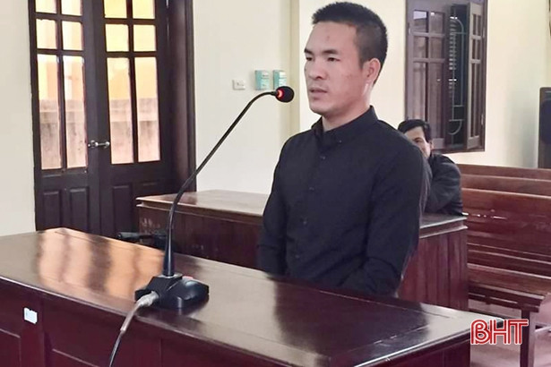 Xách 15 hộp pháo đi bán, được… 24 tháng tù!