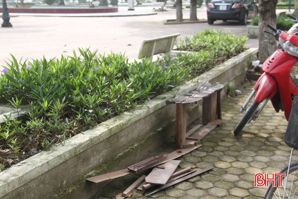 Rác bừa bãi quanh khuôn viên tượng đài Lý Tự Trọng