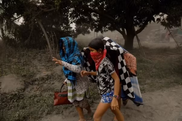 Kinh hoàng tro bụi núi lửa phủ kín cảnh vật ở Philippines