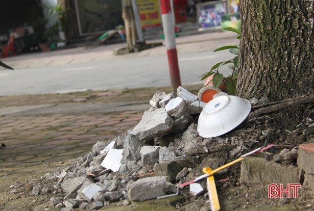 Rác bừa bãi quanh khuôn viên tượng đài Lý Tự Trọng