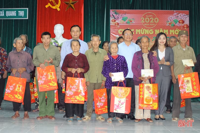 Bí thư Tỉnh ủy Hà Tĩnh tặng quà gia đình chính sách, người nghèo ở Vũ Quang