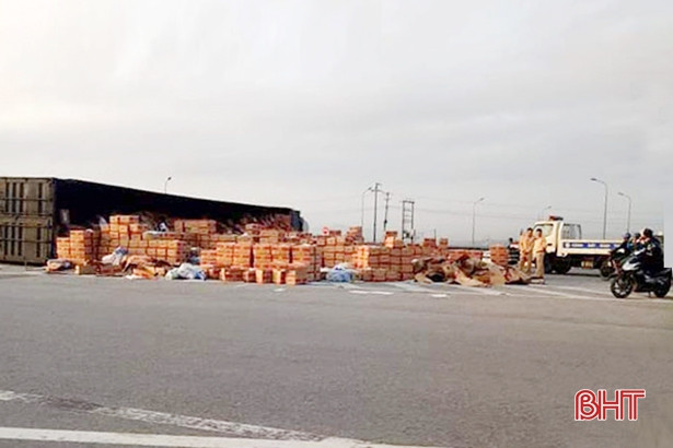 Container chở chuối bị lật nghiêng tại “ngã tư tử thần” ở Hà Tĩnh