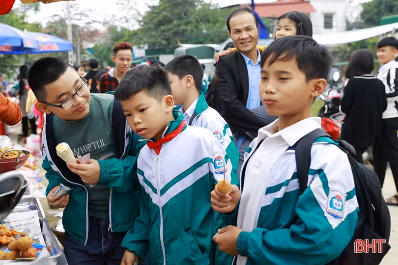 Rộn ràng phiên chợ truyền thống ở Hương Sơn