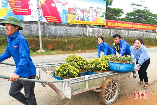 Thanh niên xã Kỳ Đồng xây dựng “Đường hoa dâng Đảng”