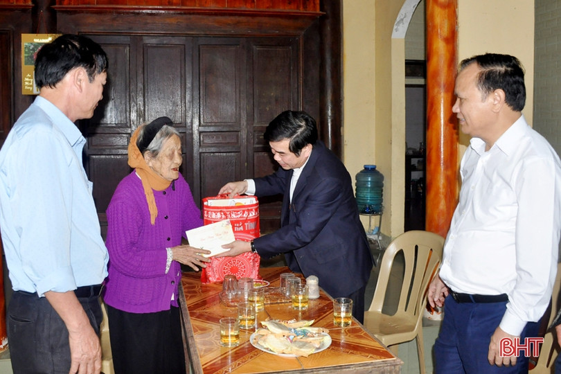 Lãnh đạo Hà Tĩnh thăm hỏi, chúc tết các Mẹ Việt Nam anh hùng