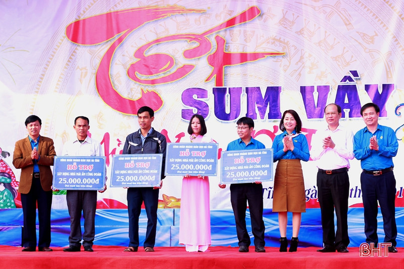 Công đoàn ngành Giáo dục Hà Tĩnh trao 419 suất quà cho học sinh, giáo viên