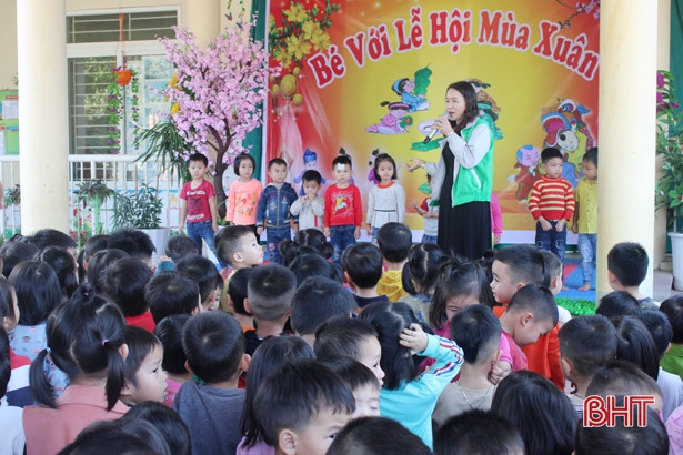 Cô trò Trường Mầm non Trí Đức chung tay hỗ trợ học sinh nghèo đón tết